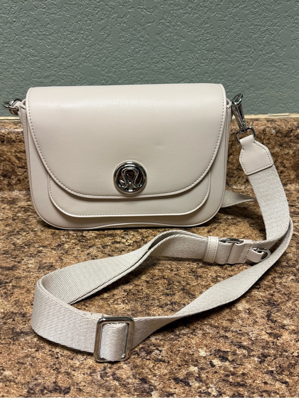 Lulumon Cream Crossbody Shoulder Bag 1.5L